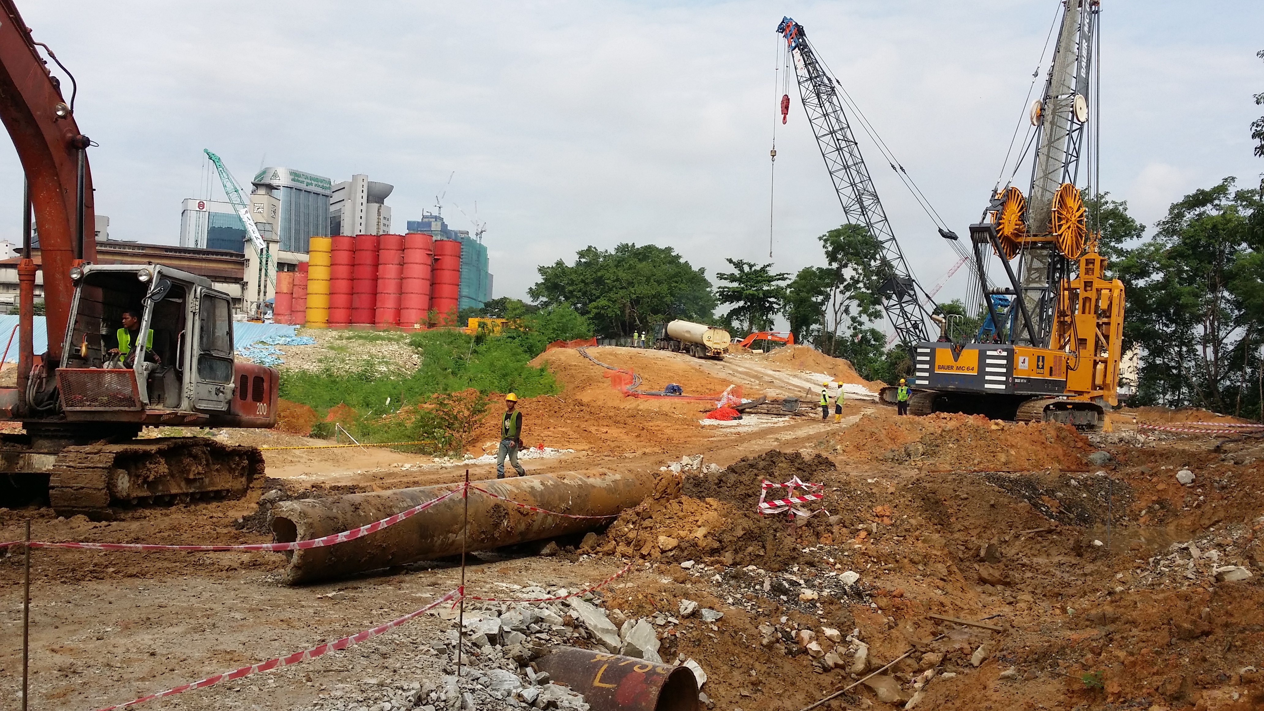 Lori tangki air beroperasi di tapak pembinaan besar