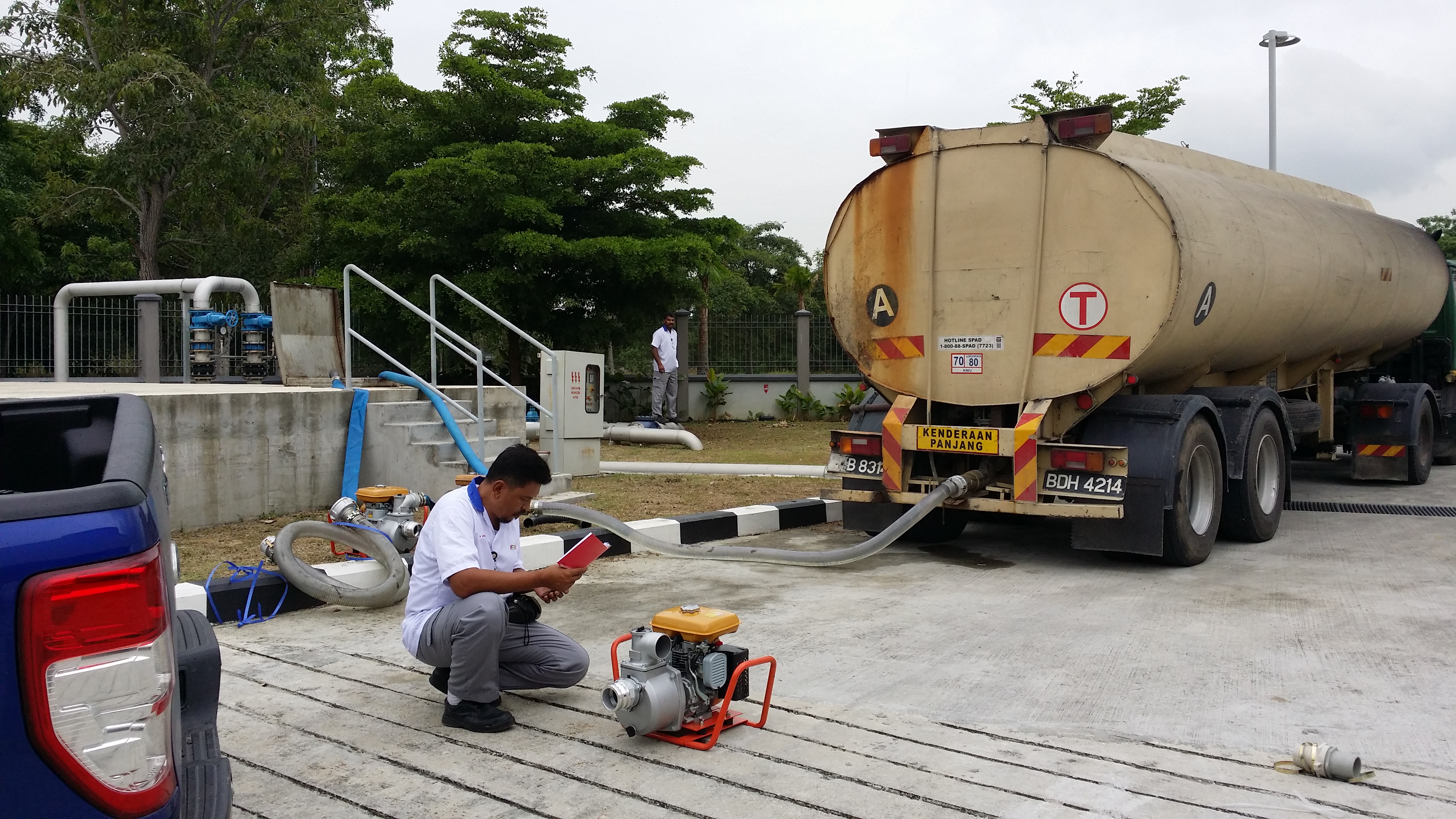 Lori tangki air, hos pemindahan dan pam mudah alih di titik penerimaan industri