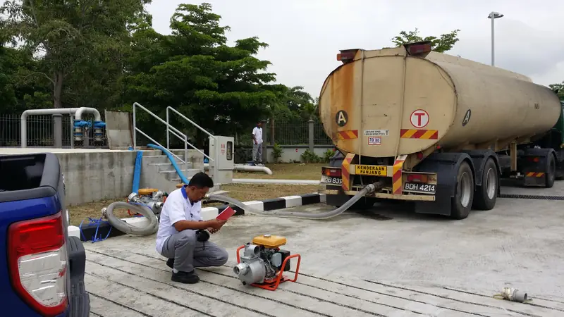 Lori tangki air Terasek dan hos pemindahan di tempat penerimaan industri